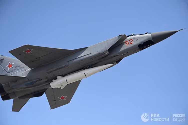 Bộ trưởng Quốc phòng Nga Sergey Shoigu cho biết: “Các tiêm kích MiG-31K được hiện đại hóa mang theo tên lửa siêu thanh mới nhất “Kinzhal” sẽ tham gia vào đội hình bay trong duyệt binh Ngày Chiến thắng tới đây, ngoài ra còn có tiêm kích Su-57, Su-30SM và MiG-29SMT”. Nguồn ảnh: ria.ru.