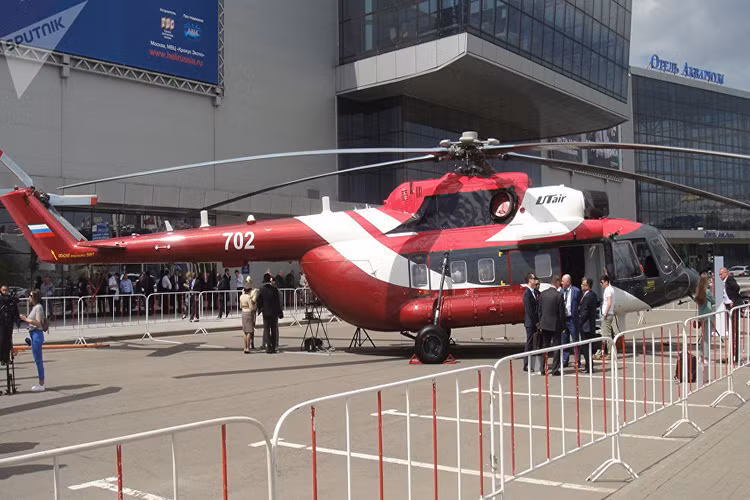 Cạnh nó là biến thể dân sự của Mi-17 là Mi-17A2. Nguồn ảnh: Sputnik.