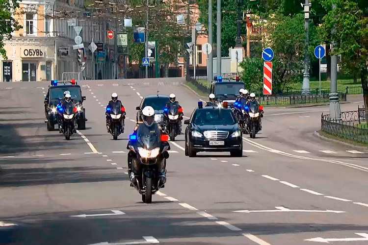 Và chỉ bốn năm sau đó ông Putin một lần nữa trở về điện Kremlin để chèo lái nước Nga qua khó khăn sau khi đắc cử Tổng thống Nga lần thứ ba trong năm 2012. Trong lễ nhậm chức diễn ra tại điện Kremlin vào ngày 7/5/2012. Ảnh: Russia Beyond.