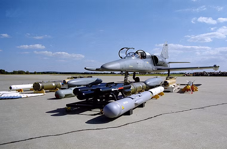L-159A được trang bị 7 giá treo vũ khí với khả năng mang theo hơn 2.3 tấn vũ khí các loại trong đó có các dòng tên lửa tấn công mặt đất như AGM-65 Maverick, bom dẫn đường bằng laser và bom không điều khiển. Đối với các mục tiêu tầm thấp L-159A cũng có thể sử dụng pháo tự động PL-20 20mm mà có được trang bị sẵn. Nguồn ảnh: Defense Industry Daily