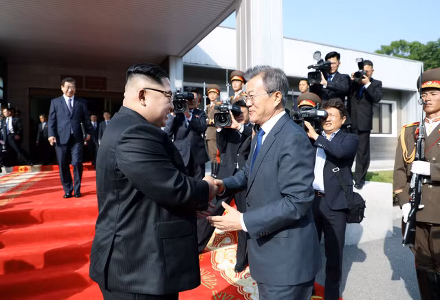 Hàn Quốc chờ đợi lời mời cho cuộc gặp Thượng đỉnh 3 bên với Mỹ và Triều Tiên. Ảnh: Yonhap
