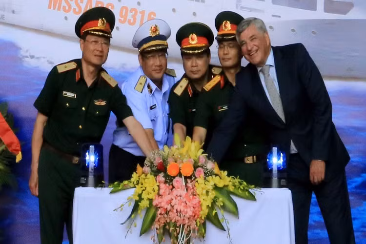 Tại buổi lễ Chuẩn Đô đốc Phạm Hoài Nam cũng đã yêu cầu Nhà máy đóng tàu Z189 cần phối hợp chặt chẽ với các cơ quan chức năng để triển khai và thực hiện đóng tàu đúng kế hoạch, tiến độ, đảm bảo chất lượng và bàn giao đưa vào biên chế, hoạt động đúng kế hoạch. Nguồn ảnh: QĐND.