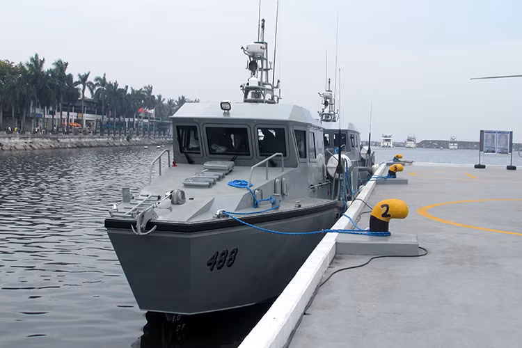 Hệ thống vũ khí mà MPAC được trang bị khá đơn giản hầu hết là súng máy 12.7mm và 7.62mm. Để giảm trọng lượng của tàu nên thân MPAC được làm vật liệu nhôm tổng hợp, điều này giúp tàu chạy nhanh hơn nhưng cũng khiến nó không có khả năng phòng vệ trước các loại vũ khí hạng nặng. Nguồn ảnh: Wikipedia.