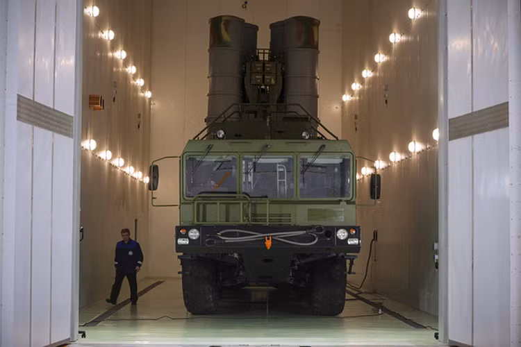 Nhìn chung việc Trung Quốc đưa vào trang bị trung đoàn S-400 đầu tiên sẽ làm thay đổi lực lượng phòng thủ chiến lược của nước và nhiều khả năng đơn vị trên sẽ được triển khai tại Bắc Kinh, giống như Nga từng làm trước đây khi biên chế trung đoàn S-400 đầu tiên vào năm 2007 tại Moscow. Nguồn ảnh: TASS.