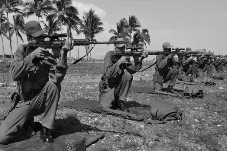 Vào đầu những năm 1960, học thuyết quân sự của Liên Xô chỉ rõ nguy cơ từ cuộc chiến tranh lớn với phương Tây. Ở thời điểm đó, quân đội NATO đã được trang bị các mẫu súng trường và súng máy tự động sử dụng cỡ đạn 7,62 x 51mm. Nguồn ảnh: warbook.info.