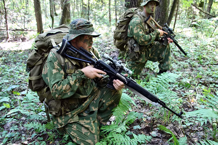 Vị trí và vai trò của Dragunov (SVD) trong Quân đội Nga đến nay chưa có loại vũ khí nào có thể thay thế được bởi trong SVD hội tụ tất cả những gì một người lính bắn tỉa cần trên chiến trường - một loại vũ khí đơn giản, đáng tin cậy và mạnh. Tuy nhiên, không phải vì vậy mà Quân đội Nga không chuẩn bị cho sự ra đi của Dragunov SVD. Nguồn ảnh: warbook.info.