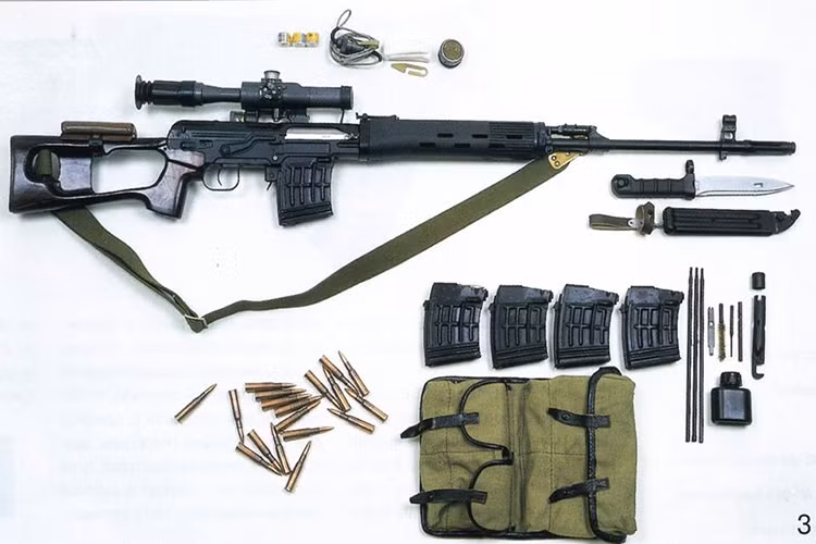 Theo Mikhail Degtyarev - Tổng biên tập tạp chí "Kalashnikov", ở thời điểm SVD xuất hiện nó là dòng súng trường bắn tỉa bán tự động có độ chính xác cao nhất trên thế giới được quân đội nhiều nước đưa vào trang bị. Tính trung bình, cứ 8 lính bộ binh cơ giới Liên Xô sẽ có một khẩu SVD, khi đó quân đội các nước khác chưa có tỷ lệ trang bị cao như vậy. Nguồn ảnh: warbook.info.