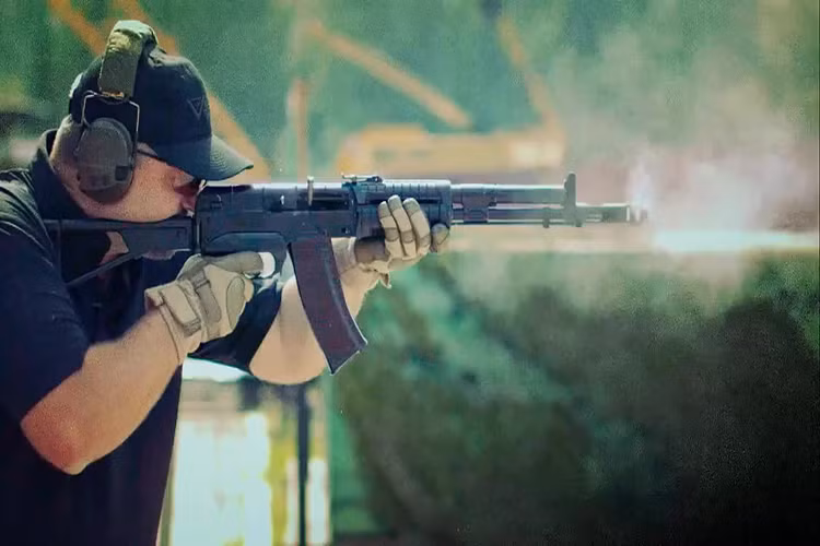 So với các dòng súng của Kalashnikov trước đây, AEK-971 có độ chính xác cao hơn từ 15-20% điều này cũng khiến nó có cấu tạo phức tạp và đắt đỏ hơn. Chính vì vậy nếu được trang bị, AEK-971 chỉ sẽ xuất hiện trong các đơn vị tác chiến đặc biệt của Nga, còn súng của Kalashnikov sẽ được sản xuất hàng loạt. Nguồn ảnh: Coub.