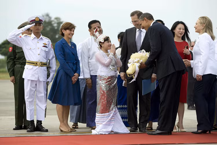 Cựu Tổng thống Mỹ Barack Obama và bà Hillary Clinton (khi đó là Ngoại trưởng Mỹ) tại sân bay quốc tế Yangon, Myanmar, năm 2012. Ảnh: Sputnik.