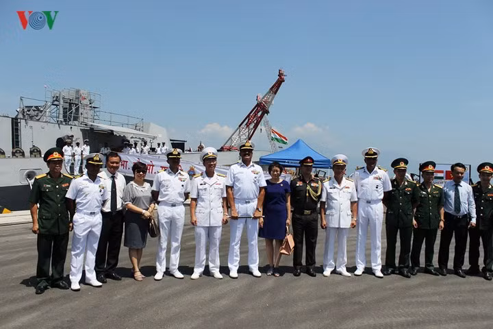 Ba tàu chiến Ấn Độ đến thăm Đà Nẵng gồm tàu khu trục INS Sahyadri, tàu hậu cần Shakti và tàu hộ tống INS Kamorta với 900 sỹ quan và thủy thủ đoàn do Chuẩn đô đốc Dinesh K.Tripathi Tư lệnh Hạm đội miền Đông Ấn Độ làm Trưởng đoàn. Trong ảnh: Đại diện 2 bên chụp ảnh lưu niệm tại cảng Tiên Sa, Đà Nẵng.