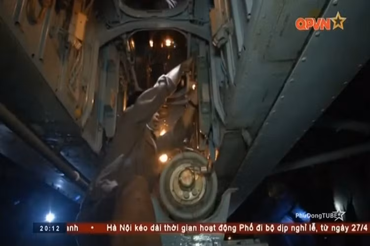 Sức tải của một chiếc Ka-28 lên tới 4.000 kg vũ khí treo bên ngoài và bên trong thân máy bay gồm bom chống ngầm, ngư lôi, rocket chống ngầm. Còn khí tài đặc chủng của Ka-28 là sonar dạng nhúng VGS-3 cùng phao định vị thủy âm. Nguồn ảnh: QPVN.