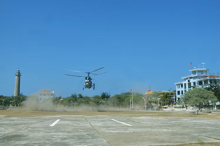 Ở thời điểm hiện tại Ka-28 được đánh giá là mẫu máy bay chống ngầm tốt nhất của Hải quân Việt Nam, nhất là sau khi chúng trải qua quá trình đại tu gần đây. Bản thân Ka-28 còn được trang bị trên các tàu hộ vệ tên lửa Gepard 3.9 của Việt Nam hiện tại. Trong ảnh là trực thăng Ka-28, Lữ đoàn 954 Không quân Hải quân làm nhiệm vụ tại đảo Song Tử Tây. Nguồn ảnh: Trọng Thiết.