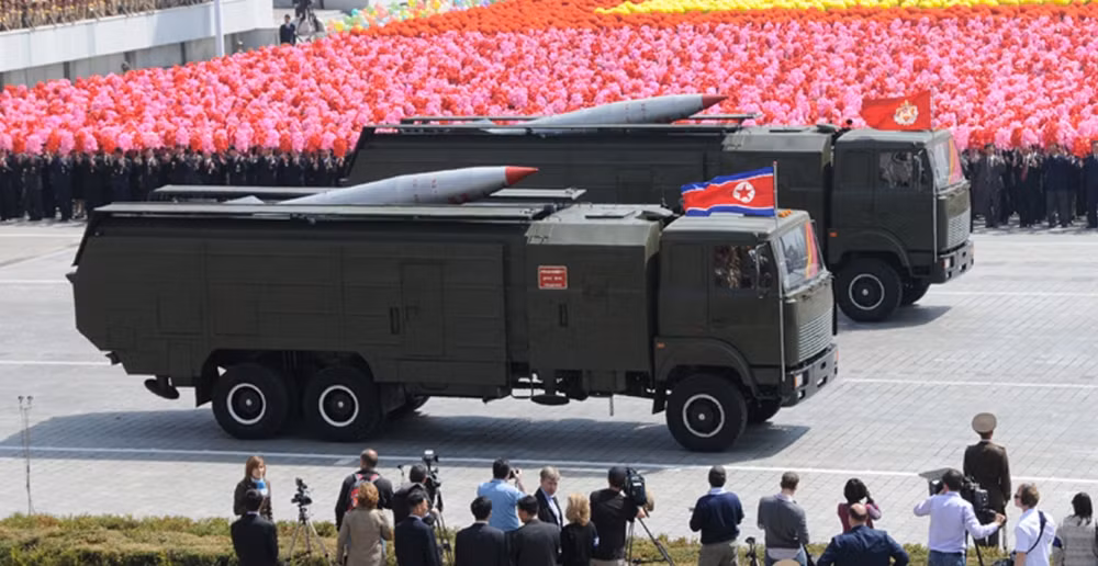 Tên lửa KN-02, hoặc Hwasong-11, được phát triển từ tên lửa 9K79 Tochka của Liên Xô, có tầm hoạt động từ 120 đến 220 km, có khả năng mang theo đầu đạn 250 kg hoặc 485 kg. (Ảnh: KCTV)