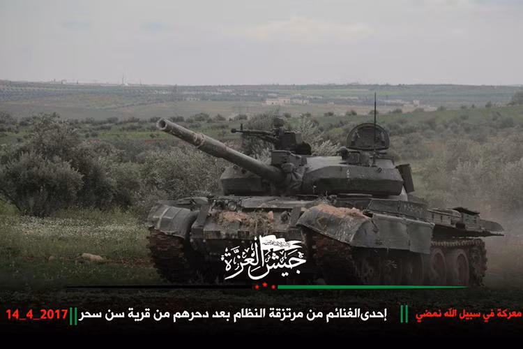 Về lai lịch chiếc xe tăng T-62M của Jaysh al-Izza, nhiều khả năng nó là chiếc T-62M của Quân đội Syria bị Jaysh al-Izza bắt sống tại miền Bắc Hama vào cuối năm ngoái cùng nhiều phương tiện bọc thép khác. Nguồn ảnh: liveuamap.