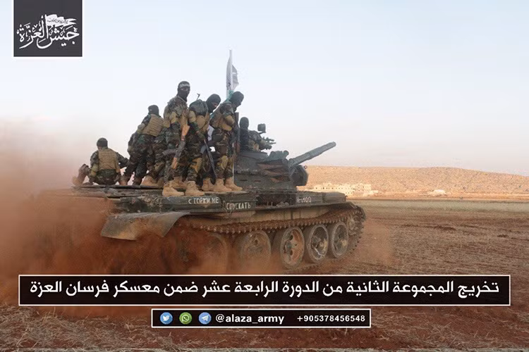 Và dựa trên những hình ảnh có được chiếc T-62M của Jaysh al-Izza hoạt động khá tốt và có thể đã được biên chế cho một đơn vị chiến đấu đặc biệt của nhóm phiến quân này. Trong ảnh là các tay súng Jaysh al-Izza ngồi trên xe tăng T-62M. Nguồn ảnh: alaza_army.