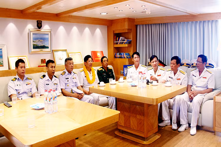 Đại diện Hải quân Hoàng gia Thái Lan thăm tàu Lê Quý Đôn