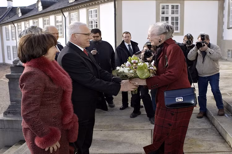 Tổng thống Czech Vaclav Klaus và phu nhân Livia nhận hoa từ Nữ hoàng Đan Mạch Margrethe trước dạ tiệc tại cung điện Fredensborg, năm 2006. Ảnh: Sputnik.