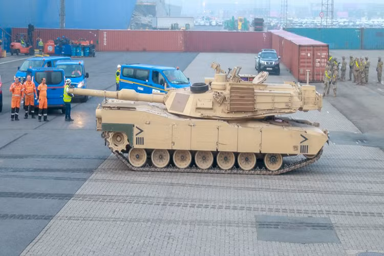 Hình ảnh xe tăng chiến đấu chủ lực M1A2 Abrams rời tàu xuống cảng Antwerp, Bỉ. Nguồn ảnh: Quân đội Mỹ.