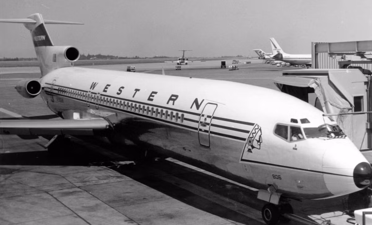 Mexico: Tháng 10/1979, máy bay McDonnell Douglas DC-10 của hãng Western Airlines hạ cánh xuống một đường băng đang bảo trì tại sân bay quốc tế Mexico City. Vụ tai nạn khiến 73 người thiệt mạng, trong đó có một nhân viên bảo dưỡng khi chiếc máy bay trên va chạm với phương tiện người này đang sử dụng. Ảnh: Piergiuliano Chesi.