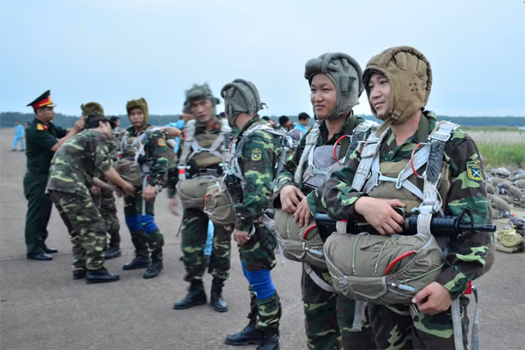 Thực hành huấn luyện nhảy dù là nhiệm vụ hàng năm của Quân khu, để đảm bảo phục vụ nhiệm vụ sẵn sàng chiến đấu cao, làm nhiệm vụ chống khủng bố và xử lý các tình huống đặc biệt. Ảnh: Giây phút chờ lên máy bay.