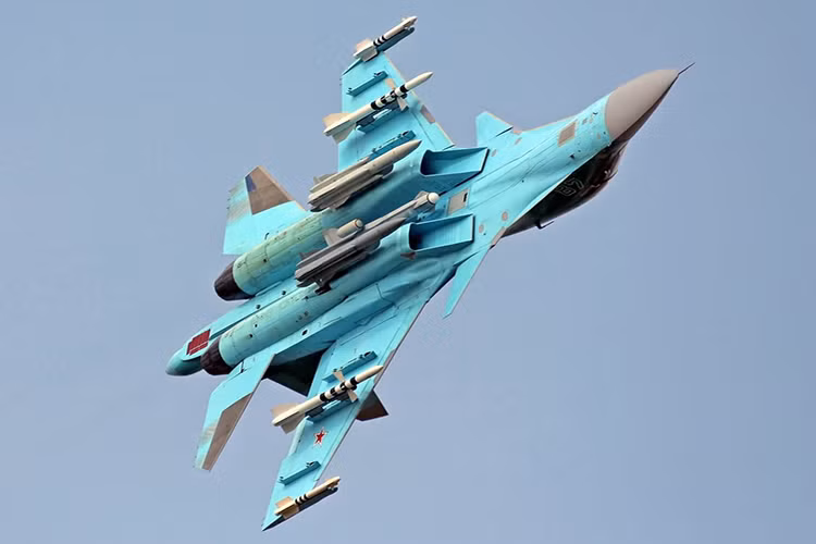 Về mặt lý thuyết tiêm kích – bom Sukhoi Su-34 của Nga hoàn toàn có thể thực hiệm các nhiệm vụ phòng không như một chiếc tiêm kích, bản thân nó cũng có thể mang theo nhiều dòng tên lửa không đối không đang được Không quân Nga sử dụng như R-73, R-27... Nguồn ảnh: Defence Russia.