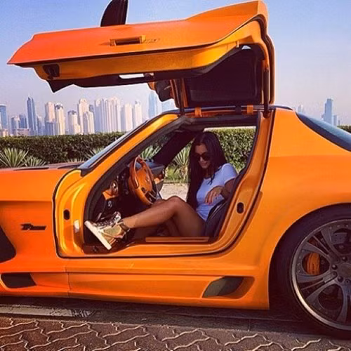 Tại Dubai, không chỉ các ông chủ giàu có mà con cái họ cũng thường xuyên mua sắm và sử dụng siêu xe, hàng hiệu đắt tiền, bất kể nam nữ.