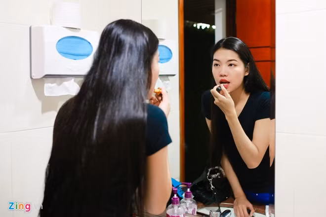 Lê Thị Ngọc Hương (sinh năm 1993) đã có nhiều năm gắn bó với nghề nhân tượng, cách kiếm tiền của nhiều nam thanh nữ tú Sài Gòn. Cô cho biết, cô từng làm người mẫu thời trang, PG nhưng qua bạn bè giới thiệu, thấy công việc này thú vị nên đã thử và cảm thấy yêu thích.