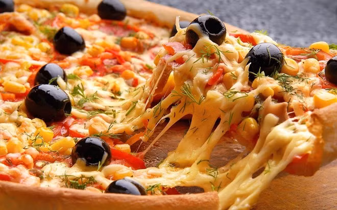 Pizza Factory (AEON Mall, Tân Phú): Bánh có đế mỏng, giòn, phô mai béo ngậy, nguyên vật liệu trộn vừa phải. Điểm trừ đối diện khu ăn uống của trung tâm mua sắm này nên hơi ồn. Ảnh: Pizza Factory.