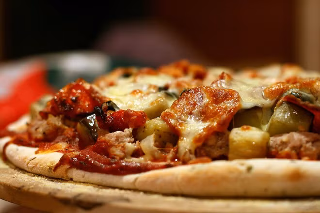 Al Fresco's (Mạc Đĩnh Chi, quận 1): Bánh pizza có vỏ mỏng vừa, các loại nguyên liệu tươi ngon, nêm nếm vừa miệng. Không gian hơi nhỏ, tối. Khi đông khách, nhân viên phục vụ chậm. Ảnh: Al Fresco's.