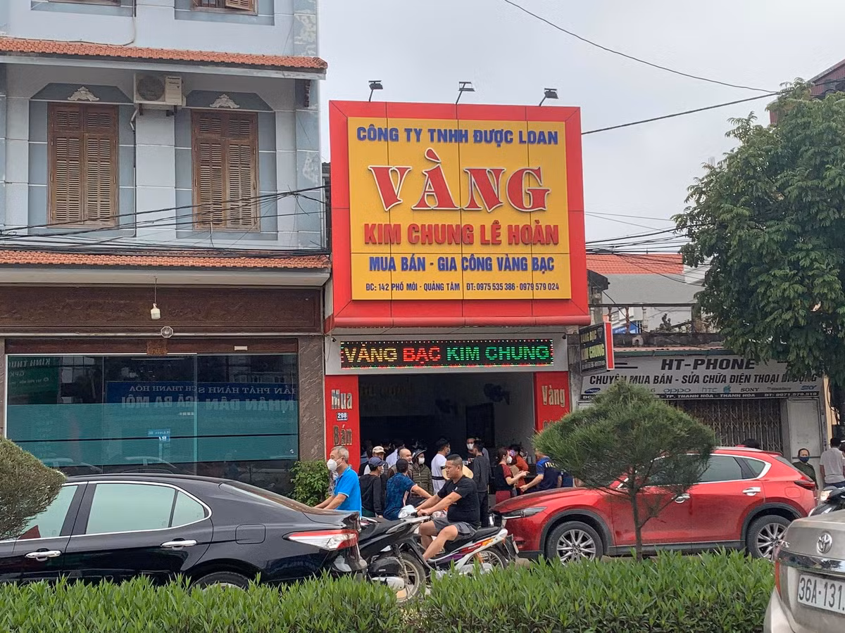 Ngày 25/3, thông tin từ UBND phường Quảng Tâm TP Thanh Hóa cho biết trên địa bàn vừa xảy ra vụ một thanh niên đến tiệm vàng tại ngã ba Môi (phường Quảng Tâm) dùng dao, súng khống chế chủ tiệm vàng. 