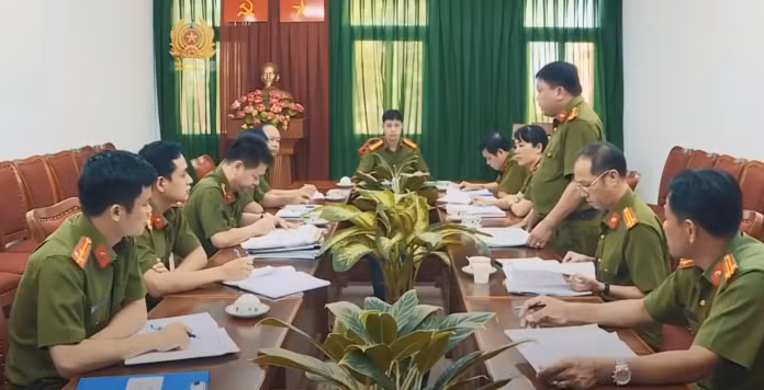 Những đồ vật này, ông Tường đều mang từ Hà Nội vào, trên thị trường hoàn toàn không bán. Thông tin này đã mở nút mớ bùng nhùng giúp cơ quan điều tra xác định được một mục tiêu: truy tìm những món “hàng hiếm” đã mất.