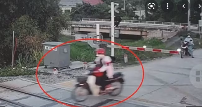  Cố băng qua đường sắt khi tàu đang đến, thanh niên bị tông tử vong: Chiều 23/3, tại tuyến đường sắt Bắc - Nam đoạn qua địa bàn xã Phước Thành (huyện Tuy Phước, tỉnh Bình Định) tàu SE8 chạy hướng Nam-Bắc khi đi qua đoạn giao cắt với tuyến đường dân sinh thuộc xã Phước Thành thì xảy ra va chạm với xe máy do anh Đới Xuân Tùng (SN 1997, trú huyện Tuy Phước) điều khiển. Cú tông khiến nam thanh niên bị hất văng ra xa, tử vong tại chỗ, xe máy biến dạng. 