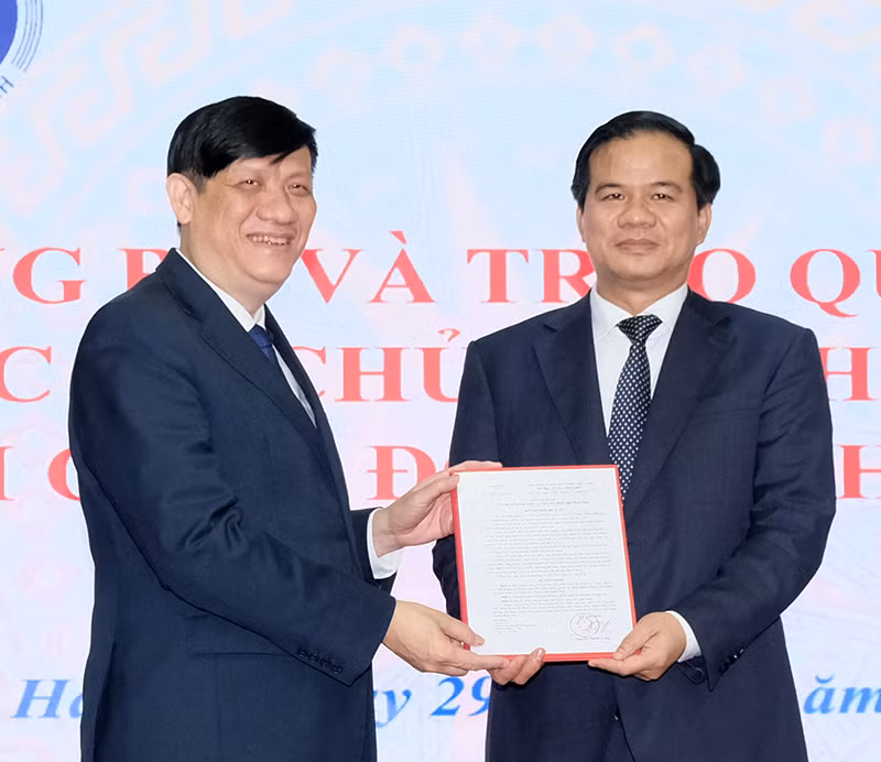 Phát biểu tại buổi lễ, Bộ trưởng Bộ Y tế Nguyễn Thanh Long chúc mừng ông Dương Đức Hùng và ông Đào Xuân Cơ nhận nhiệm vụ mới. Theo Bộ trưởng Nguyễn Thanh Long, sau hơn một thế kỷ hình thành và phát triển, BV Bạch Mai đã nỗ lực vươn lên trở thành trung tâm y tế chuyên sâu hàng đầu của cả nước, cung cấp nhiều dịch vụ y tế chất lượng cao... 