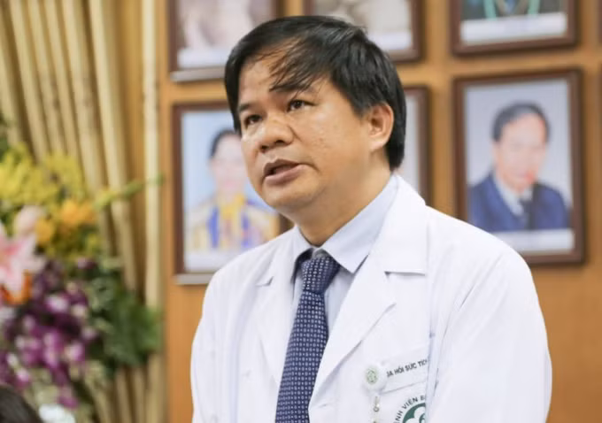 Khi còn là trưởng khoa, ông cùng các đồng nghiệp đã thực hiện nhiều kỹ thuật hiện đại như lọc máu liên tục điều trị nhiễm khuẩn nặng, sốc nhiễm khuẩn, suy đa tạng; thay huyết tương, lọc huyết tương điều trị một số bệnh lý thần kinh liên quan tự miễn, ngộ độc cấp,... cứu sống nhiều bệnh nhân nặng cần hồi sức tích cực. 
