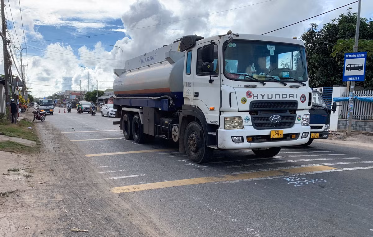  Xe bồn vượt xe máy, nữ sinh lớp 9 tử vong: Sáng 24/3, ông Nguyễn Minh Hoàng (51 tuổi, ngụ huyện Long Điền, tỉnh Bà Rịa - Vũng Tàu) điều khiển xe máy chở con gái là N.T.M.D (15 tuổi, học sinh lớp 9) khi đi đến xã An Nhứt, huyện Long Điền thì xe bồn biển kiểm soát 72L-2070 chạy cùng chiều phía sau vượt lên và xảy ra va chạm. Tai nạn khiến xe máy ông Hoàng ngã ra đường, em D. bị xe bồn cán ngang người gây tử vong tại chỗ. 