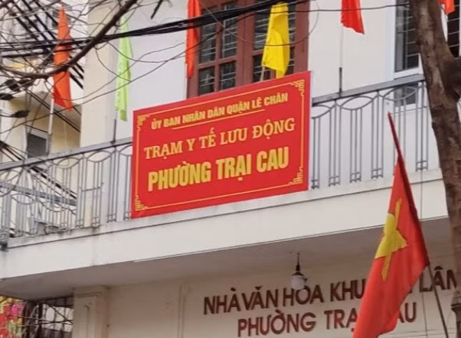  Buộc thôi việc trạm trưởng y tế lưu động vì nhận 1,5 triệu mới cho F0 đi viện: 24/3, Trung tâm Y tế quận Lê Chân, Hải Phòng cho biết vừa ban hành quyết định thi hành kỷ luật buộc thôi việc với ông Nguyễn Mạnh Hùng - nhân viên khoa Nội tổng hợp, Trung Tâm y tế quận Lê Chân (phụ trách Trạm Y tế lưu động phường Trại Cau) vì nhận tiền chuyển viện của F0.. Thời gian thi hành kỷ luật từ 22/3. 