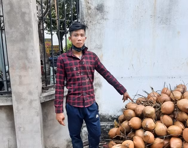  Đột nhập vào vườn cây trộm… 600 trái dừa: Thiếu tiền tiêu xài, Lê Thanh Vũ (trú huyện Châu Thành, tỉnh Bến Tre) đã đột nhập vào vườn của người dân tại xã An Hiệp, huyện Châu Thành rồi trộm 600 trái dừa mang bán. Ngày 24/3, Công an xã An Hiệp cho biết đang tiếp tục củng cố hồ sơ để xử lý Vũ về về hành vi “trộm cắp tài sản”. 