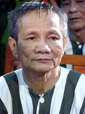 Cô gái mặt bự phấn cười rũ rượi hỏi: “Nó à?”. Sau lần nếm mùi đàn bà đầu tiên trong đời, Năm Cam trở nên dạn dĩ, y sẵn sàng đi một mình khi thấy rủng rỉnh ít tiền trong túi. Tệ hại hơn, như những hạt cỏ dại khác mọc xô bồ ở mảnh đất phức tạp ở quận 4, y cũng tham gia hầu hết các trò đồi bại của bọn trẻ con quỷ quái. Y thường bơi dọc theo bờ kênh để rình rập những phụ nữ trong lúc tắm táp để thỏa mãn trí tưởng tượng hết sức phong phú về tình dục của tuổi mới lớn. (Còn nữa....)