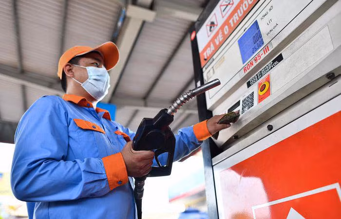  Giảm thuế bảo vệ môi trường đối với xăng dầu: Ngày 23/3/2022, Ủy ban Thường vụ Quốc hội đã chính thức thông qua Nghị quyết giảm thuế bảo vệ môi trường với xăng, dầu diesel, dầu mazut, dầu nhờn. Nghị quyết áp dụng trong thời gian từ ngày 1/4 - 31/12/2022.(Ảnh minh hoạ)