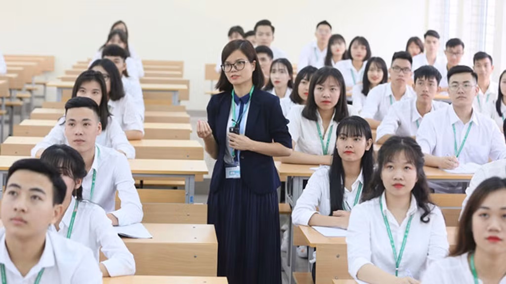 Đáng chú ý, Thông tư 04/2022/TT-BGDĐT cho phép áp dụng tiêu chuẩn chung là có chứng chỉ bồi dưỡng theo tiêu chuẩn chức danh nghề nghiệp giảng viên cao đẳng sư phạm hoặc theo tiêu chuẩn chức danh nghề nghiệp giảng viên đại học. Nếu đã có chứng chỉ bồi dưỡng theo tiêu chuẩn chức danh nghề nghiệp trước ngày 30/6/2022 là đáp ứng yêu cầu về chứng chỉ bồi dưỡng theo tiêu chuẩn chức danh nghề nghiệp giảng viên và được sử dụng khi tham dự kỳ thi hoặc xét thăng hạng.(Ảnh minh hoạ)
