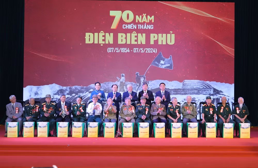 MTTQ Viet Nam tiep tuc gap mat, tri an cac chien si Dien Bien