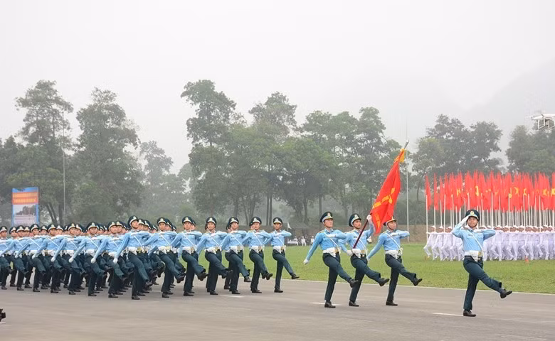 Điểm nhấn của lễ diễu binh, diễu hành là có sự tham gia của lực lượng pháo lễ gồm 18 khẩu lựu pháo 105 và 12 máy bay trực thăng bay qua khán đài của lực lượng không quân.