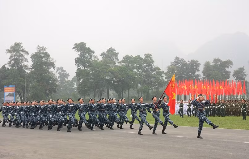 Chương trình sẽ bắt đầu bằng 21 loạt pháo trên nền Quốc thiều Việt Nam. Sau đó là phần trình diễn của 9 máy bay trực thăng mang cờ Đảng, cờ Tổ quốc bay qua lễ đài.