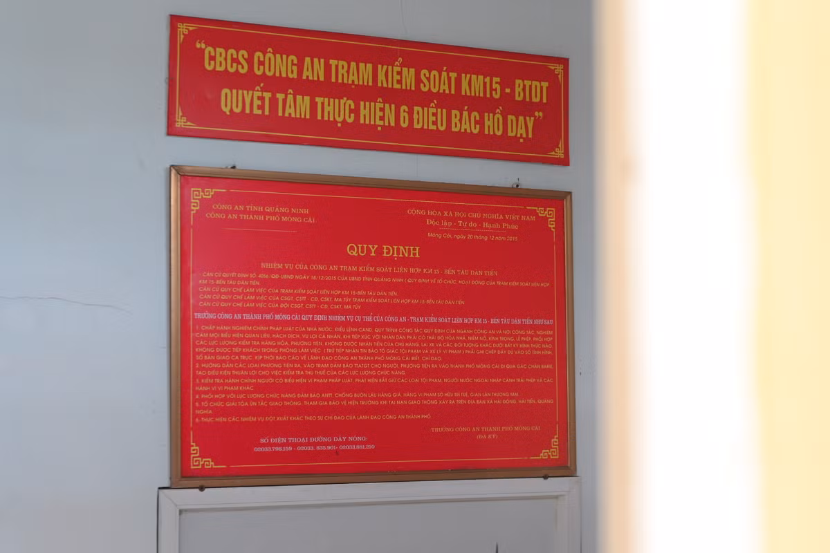 Những tấm biển quy định dần bám bụi thời gian.