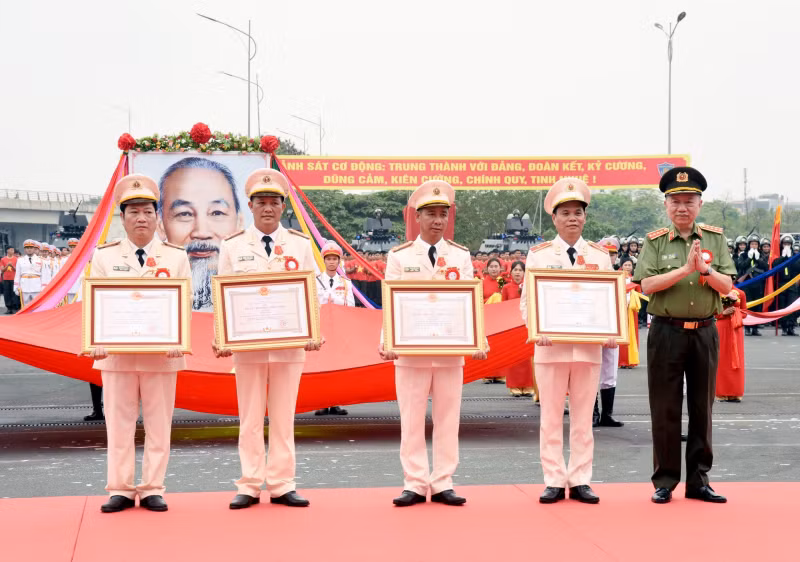 Bộ trưởng Tô Lâm trao Huân chương Chiến công các hạng tặng Thiếu tướng Lê Ngọc Châu, Tư lệnh CSCĐ; Đại tá Phạm Hữu Thinh, Phó Tư lệnh CSCĐ và 2 cá nhân tại buổi lễ.