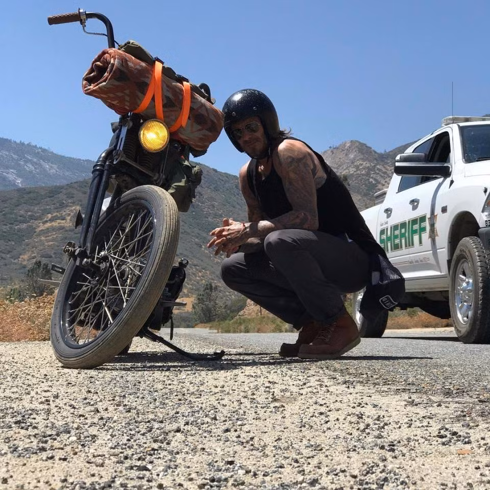 Mới đây, David Beckham còn khoe ảnh anh đi phượt cùng bạn bè bằng moto. Cựu cầu thủ ngôi sao tỏ ra rất vui vẻ trong suốt chuyến đi. (Ảnh: Instagram)