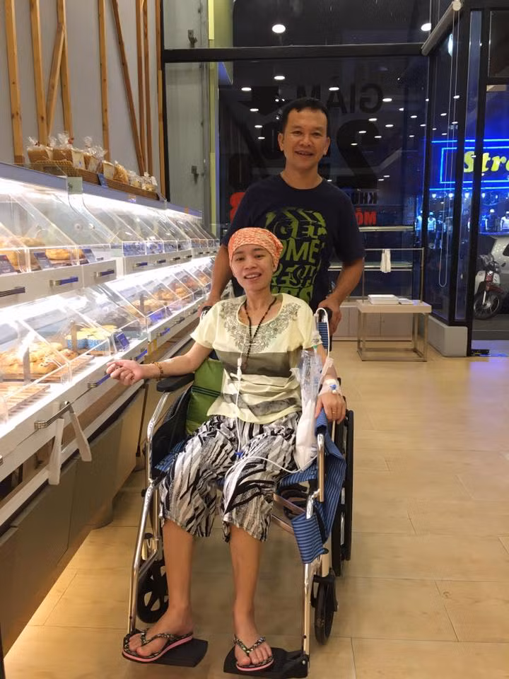 Tháng 6, cô bắt đầu các đợt chuyền hóa chất. Suốt những tháng ngày chiến đấu với bệnh tật, cô gái vẫn giữ nụ cười ấm áp với nghị lực phi thường.
