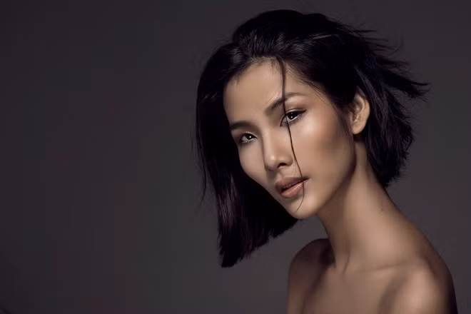 Trước khi những tập đầu tiên của The Face 2017 lên sóng, rất nhiều người nghi ngờ về khả năng của HLV Hoàng Thùy bởi cô là người mẫu mới nổi, khá lạ với nhiều khán giả. Nhưng có lẽ, cô là gương mặt quen thuộc với giới người mẫu với hình ảnh cần mẫn, chăm chỉ và nỗ lực để có thành công như ngày hôm nay. Ảnh: VTVnews.