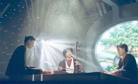Hoài Lâm hóa thân thành nghệ nhân hát xẩm Hà Thị Cầu. Hát xẩm là một loại hình nghệ thuật rất khó hát, khó nắm bắt cái hồn, huống chi một thí sinh miền Nam như Hoài Lâm. Ảnh: Yannews.