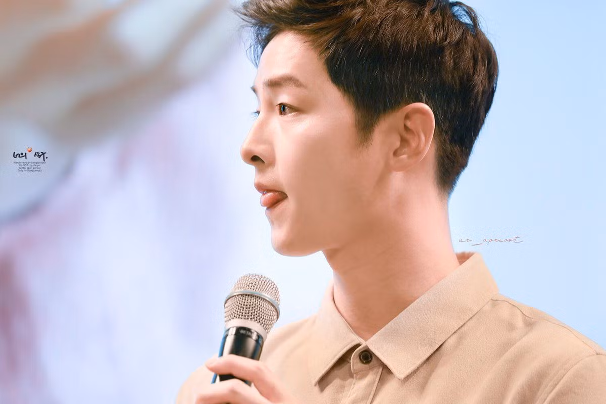 Song Joong Ki từng chia sẻ giấc mơ về gia đình và những đứa trẻ: “Tôi mơ về một gia đình nhỏ. Tôi là một diễn viên, nhưng công việc chỉ là một phần trong cuộc sống. Điều quan trọng nhất là gia đình. Đó là bài học lớn nhất và là món quà trong cuộc sống. Đó là con đường mà tôi muốn theo đuổi… Tôi muốn trở thành một người cha, người chồng tốt. Tôi nghĩ đó là điều tuyệt vời nhất”.